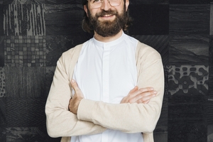  Jörg Schmitt ist bei der Raumprobe Innenarchitekt, Art Director, Moderator und Kümmerer, durch die Ausstellung ­Führender, Material Collagist und Materialrechercheratgeber 