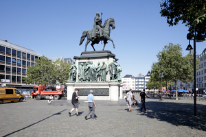  Heumarkt. Die Reiterstatue (Friedrich Wilhelm III) war kriegsbeschädigt, fiel der Verkehrsplanung zum Opfer, und steht so erst seit ein paar Jahren wieder am Ort 