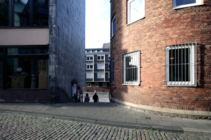  Blick aus der „Burgmauer“ genannten Gasse, am „Burgturm“ mit vergitterten Fenstern vorbei in Richtung St. Andreas, wo die Überreste des Albert Magnus‘ in der Krypta ruhen 