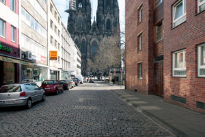  Hier stehen sie, die Touristen, und knipsen den Dom von der „Burgmauer“ genannten Gasse aus. Rechts, sehr dezent Bauten von Karl Band für die katholische Kirche 