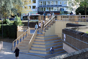  Auf dem Weg vom Zurich Areal zu „Liebe deine Stadt“ vorbei am Reallabor „Ebertplatz 0.?“, Teil des Zwischennutzungsprojekts „Unser Ebertplatz“. Hier wird deutlich, mit welch einfachen Mitteln auf Mängel im öffentlichen Raum hingewiesen werden kann, wie man sie mildert und was langfristig zu tun ist, auch an anderen Orten in der Stadt 