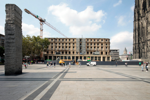  Die Domplatte auf der Südseite. ­Roncalli Platz mit Hotelneubau hinter ­historischer Fassade. Rechts der Dom im Anschnitt 