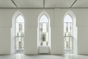  Im Zuge des Umbaus des Wiener Schulbaus Lycée Français wurden mehrere Räume zu einem großen Foyer zusammen- und die Spitzbogenfenster freigelegt 