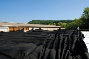  Die HERTALAN® EPDM-Planen können in Größen bis zu 1.000 m² in einem Stück werkseitig vorkonfektioniert werden 