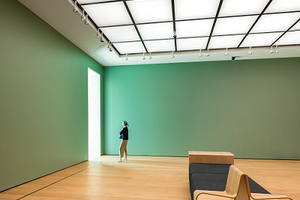  In den Ausstellungshallen sorgt die Zumtobel Lichtdecke CIELUMA für künstliches Oberlicht. Sie wurde in enger Abstimmung mit Akustikexperten entwickelt. Denn neben ihren lichtgebenden Eigenschaften und ihren vielfältigen Gestaltungsmöglichkeiten besitzt CIELUMA auch schallabsorbierende Wirkung und schafft damit eine neue Qualität in der Verbindung zwischen Licht, Akustik und Raum. 