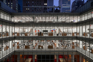  Das 2007 eröffnete New York Times Building bietet auf 52 Stockwerken eine Mischung aus Büro- und Einzelhandelsflächen. Die offenen Räume und vom Boden bis zur Decke reichenden Fenster passen perfekt zum geschäftigen Hauptnachrichtenraum der New York Times. 