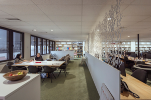  Das Lichtdesign für das Büro von Lovell Chen Architects Büro in Melbourne rea­lisierten die Planer der Buckford Illumination Group. Das Licht unterstützt die Bedürfnisse und Aktivitäten der Mitarbeiter – Lichtfarben und Dimmlevel können über eine individuelle Bluetooth-Steuerung leicht an das Tageslicht angepasst werden 