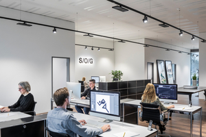  Im Büro von Stiehl/Over/Gehrmann installierten Plan Concept Architekten eine Infrastruktur aus abgehängten Hi-trac-Schienen. Im Vergleich zu normalen Stromschienen haben diese ein höheres Profil, was bedeutet, dass die Aufhängepunkte bis zu 4 m voneinander entfernt sein können. Die Leuchten können darin problemlos neu positio­niert werden 