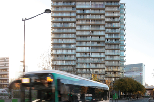  Das Hinzufügen einer zweiten Schicht ­erweitert die Wohnfläche des in die Jahre gekommenden Wohnturms und macht den Altbau attraktiver (wertvoller) 