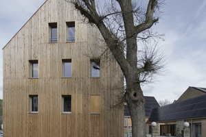  Einfach Um-Bauen: „Hof 8“ – ehemaliger, zur Dorfmitte umgebauter Bauernhof mit Wohnen, Büros und Hebammenpraxis 