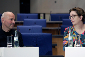  Die Ministerin schaut ratlos. Amandus Samsøe Sattler, ensømble Studio und DGNB-Präsident, im Zwiegespräch mit Bundesbauministerin Klara Geywitz 