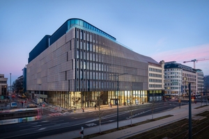  Die Lichtmanufaktur Luxwerk und das Stuttgarter Kreativstudio jangled nerves realisierten für das neue Headquarter der Post Luxemburg eine beeindruckende Skulptur aus über 100 Leuchten 