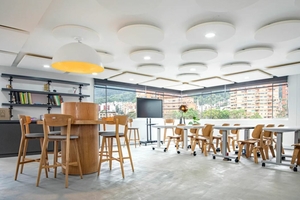  Um die Akustik zu verbessern, wurden in den neuen Büroräumlichkeiten der Kolumbianischen Architektenverwaltung innovative Deckensegel des Herstellers Ecophon eingesetzt 