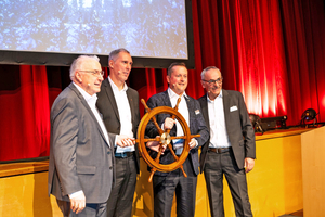  Übergabe des Staffelstabs: Heiko Werf (r.) und Peter Sarantis (l.), bisherige Geschäftsführer des Veranstalters Baumit, und ihre Nachfolger Helmut Batscheider (2.v.r.) und Robert Fritzsche (2. v.l.) 