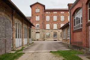  Der Spinnerei-Hochbau mit seiner rot-gebrannten Sichtziegel-Fassade war und bleibt das Herzstück des Areals  