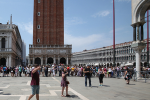  Schlange stehen vor dem Dom: Venedig am Limit 