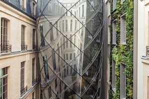  Die Groupe L‘Oreal wünschte sich eine Architektur, die Vergangenheit und Zukunft gleichermaßen widerspiegelt. Dem Architekten Alain Moatti gelang dies mit einem geschwungenen „Ei“ im Innenhof als besonderes Gegenstückt zu den historischen Fassaden. 