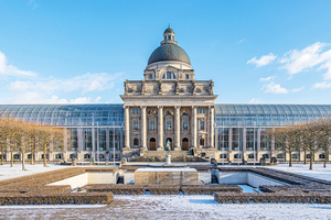  Die Bayerische Staatskanzlei verknüpft Tradition und Moderne: Für eine optimale Akustik im Videoraum sogt die fugenlose Akustikdecke StoSilent Distance C. Das System überzeugt durch eine hohe Schallabsorptionskraft sowie durch eine feinkörnige Schlussbeschichtung 