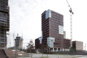  Halbe Höhe: Elbtower (Rohbau hinten) zwischen Neubauten an den Elbbrücken (links: EDGE Hafencity, Hamburg, HENN. Rechts: EDGE ElbSide, Hamburg, Behnisch Architekten) 