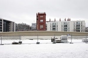  Das Fundament zwischen Bauakademie und Schloss (im Fotografenrücken) steht schon. Was aber kommt drauf? 