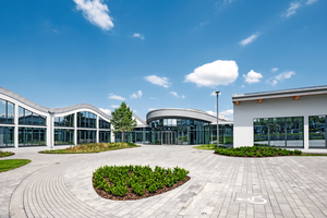  Das von Ferdinand and Ferdinand Architects entworfene Gebäude verbindet eine außergewöhnliche Architektur mit Nachhaltigkeit und Energieeffizienz. Im Sinne einer hochwertigen Umsetzung dieser Anforderungen fiel die Wahl auf das Fassadensystem heroal C 50, das Fenstersystem heroal W 72 sowie das Türsystem heroal D 72 