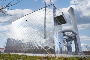  Die Grundlage für die Fassadengestaltung bildet eine vorgehängte hinterlüftete Fassade (VHF), die mit insgesamt 4 000 Schindeln aus poliertem und eloxiertem Aluminium bekleidet wurde. Das Ergebnis ist eine spiegelnde, dynamische Oberfläche, auf der diffuse Wellen und Wirbel für Aufsehen sorgen 