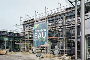  Rückbau, sortenreines Recycling, dann recyceltes end-of-life-Material neu eingebaut: ­Fassadenerneuerung bei Lenderoth 