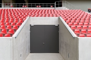  Durch diese zweiflügeligen Türen im Überformat lässt sich sogar ein Fußball-Tor aufs Spielfeld bringen. 