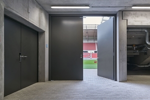  Im Technik-Bereich des Stadions wurden große Türen eingesetzt – genügend Platz für den Durchlass großer Geräte und Fahrzeuge. 