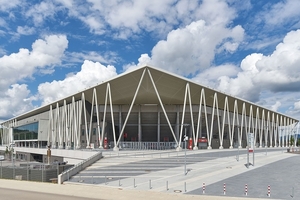  Eigenständige Stadion-Architektur: Mit den schrägen Stützen prägt das neue Europapark-Stadion die Umgebung schon von Weitem.  
