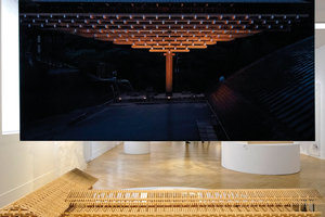  Auf Sockeln präsentierte Modelle (hier das Yusuhara Wooden Bridge Museum von 2010), darüber Fotografien als Blickfänger und -lenker 