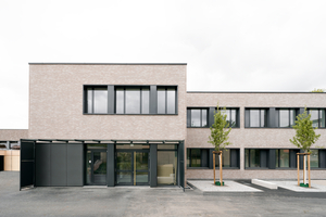  Die Förderschule in Köln-Lindweiler ist ein gelungenes Beispiel für einen städtebaulich wertigen und langfris­tig nutzbaren Modulbau. Ferner verfügt der Schulbau über eine besonders energieeffiziente Gebäudehülle, die sogar dem Passivhausstandard entspricht 