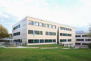  Modulare Räume für modulare Lernbereiche: Die neugebaute Clusterschule in Dortmund repräsentiert eine moderne Bildungseinrichtung mit einem klaren Fokus auf Nachhaltigkeit und moderner Architektur. Das Gebäude, das den höchsten Standards entspricht, zeichnet sich durch eine zeitgemäße Vorhangsfassade aus, die nicht nur ästhetisch ansprechend ist, sondern auch die Umgebung bereichert 
