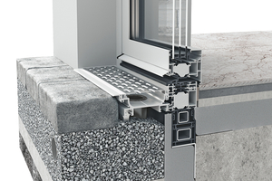  Mit dem Fenstersystem heroal W 77 können bodentiefe Fenstertüren realisiert werden. Kombiniert mit dem Drainagesystem heroal DS wird anfallendes Oberflächenwasser zuverlässig abgeführt. 