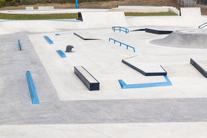  Stadtmöbeln nachempfunden: Neben Rampen und vertikalen Flächen spielen horizontale Hindernisse zum Überspringen und Entlanggleiten im Skatepark Hof eine wichtige Rolle 