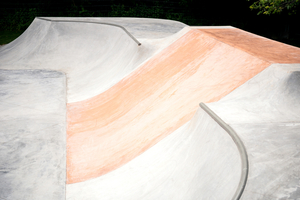  Skatepark Stonepark München: Wichtige Aufgabe beim Design eines Skateparks ist die Fugenplanung am Übergang unterschiedlicher Bauteile, da sie sowohl zur Integrität der Bauwerke beiträgt als auch hilft, Stolperfallen zu vermeiden 