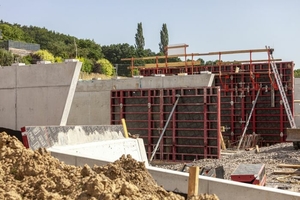  Der Name „Stock &amp; Stein“ setzt sich zusammen aus Stock für das Holz, das für die Kuben verwendet wird, und Stein – hier in Form von Beton – für die Basis, auf der die Boxen ruhen.  