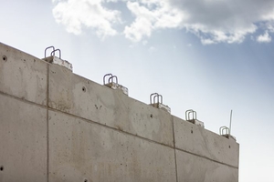  Schöck Sconnex® Typ W wurde auf die Oberseite der jeweiligen Betonflankenwände in regelmäßigen Abständen montiert.  