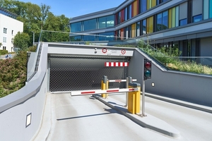  Ein Rollgitter regelt Ein- und Ausfahrt zur Tiefgarage und lässt ständige Belüftung zu. 