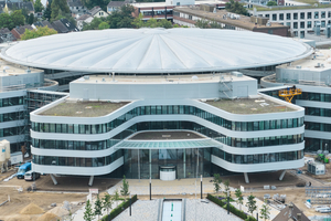  Der SMS-Group-Campus in Mönchengladbach überzeugt nicht nur durch eine hochwertige Architektur, sondern auch durch eine innovative Innenhofüber­dachung aus einer Seilkonstruktion nach dem ­Geigerdome-Prinzip 