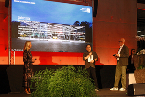  In der Kategorie „Architecural Design“ als ­Winner of the Year 2024 ausgezeichnet: der japanische Architekt Satoshi Okada. Es gratuliert das Moderatorenteam Nicole Holtgreife (l.) und Matthias Fuchs (r.) 