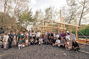  Das ReBuilt Team aus Bali-Denpasar, Bhutan, Berlin und Cape Town vor einem prototypischen Pavillon aus laminiertem Bambus auf Bali   