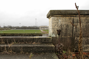  Zeppelinfeld und -­tribüne auf dem ehemaligen Reichsparteitagsgelände in Nürnberg: ­zusehends überwachsen 