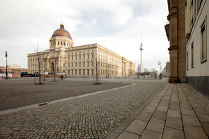 Noch sehr steinern die Stadt: Blick auf den Schlossplatz in Berlin 