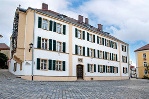  Die historische Fassade erstrahlt bereits im neuem Glanz. Vorher galt es, das feuchte Mauerwerk in Einklang mit dem Denkmalschutz trockenzulegen 