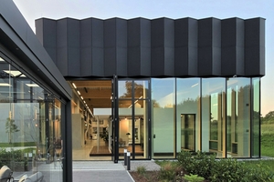  Funktion, Design und Nachhaltigkeit lassen sich auch im Gewerbebau dank intelligenter Systembaukomponenten effizient verbinden. Das beweist etwa auch der Blick ins Allgäu. Dort wurde ein Neubau für die Linara­ Kaufbeuren GmbH mit effizienten wie formschönen PV-Modulen des Herstellers Kingspan realisiert 