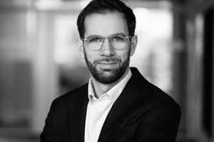 Andreas Hartmann ist als Senior Consultant bei Bohnzirlewagen tätig. Einer seiner Tätigkeitsschwerpunkte ist die unabhängige Beratung zur Nutzung der Vorfertigung bei Hochbauprojekten. Er war von 2016-2021 als wissenschaftlicher Mitarbeiter an der TU Berlin tätig und hat in dieser Zeit mehrere Forschungsprojekte zum Thema Vorfertigung und Modulbau bearbeitet. Der hier vorliegende Text basiert auf Ausschnitten aus seiner Dissertation „Der Vorfertigungsgrad der Modulbauweise – Untersuchung zur Bedeutung des Vorfertigungsgrad für Projektrealisierung und Unternehmensplanung“, die voraussichtlich im Sommer 2025 veröffentlicht wird 