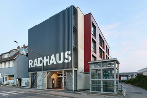  In einer Rekordzeit von lediglich zehn Monaten hat die Lechner Cube GmbH ein innovatives wie nachhaltiges Schülerwohnheim inklusive eines Fahrrad-Parkhauses errichtet. Im QNG Standard zertifiziert steht das Gebäude in Holzmodulbauweise zentral und weithin sichtbar am Bahnhof der Stadt Schondorf in Baden-Württemberg 