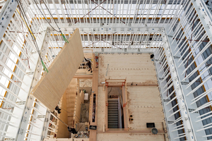  Einbau des Holztragwerks in die fertiggestellte Stahlkonstruktion 