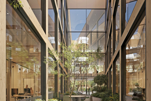  Trotz des begrenzten Grundstücks ist es nicht nur gelungen, verschiedene Hygienebereiche und Schleusensituationen in den Modulbau zu integrieren, sondern außerdem eine qualitativ hochwertige Architektur mit hoher Aufenthaltsqualität zu entwickeln 